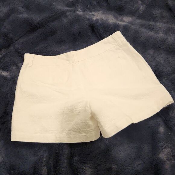 Beautiful white Vineyard Vines shorts with unique design size 4! - Picture 7 of 12